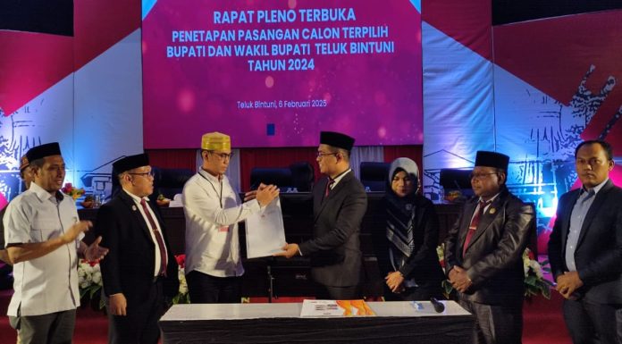 Sah! Yohanis Manibuy – Joko Lingara Resmi Ditetapkan Sebagai Bupati – Wakil Bupati Teluk Bintuni 2025-2030