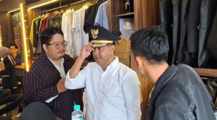 Persiapan Dilantik Presiden RI, Bupati Anisto dan Wabup JL Kompak Ukur Seragam