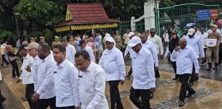 Dibawah Rintik Hujan, Bupati Anisto dan Wabup JL Ikuti Gladi Bersih Pelantikan di Istana