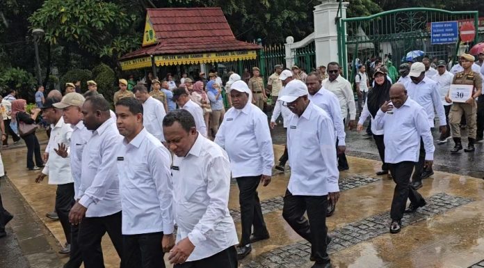 Dibawah Rintik Hujan, Bupati Anisto dan Wabup JL Ikuti Gladi Bersih Pelantikan di Istana