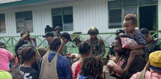 TNI-Polri Gelar Bakti Sosial Kepada Warga Kiwirok