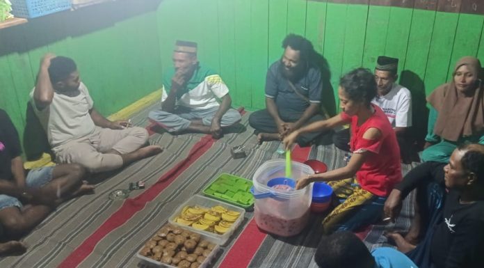 Hutang Budi Atas 42 Suara, Roy ‘Anak Cawat’ Masyewi Safari Ramadhan di Kampung Onar