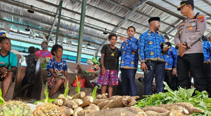 Kunjungi Pedagang Tradisional, Bupati-Wakil Bupati Teluk Bintuni ‘Belanja Masalah’ di Pasar Sentral