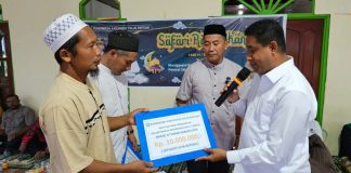 Safari Ramadhan 1446 H, Bupati Yohanis Manibuy Serahkan Dana Hibah untuk 50 Masjid di Teluk Bintuni