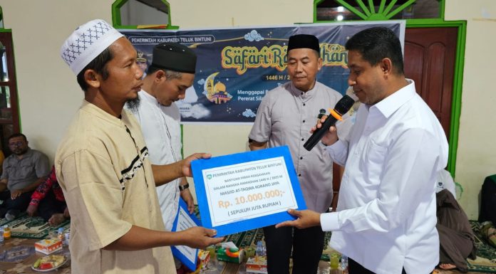 Safari Ramadhan 1446 H, Bupati Yohanis Manibuy Serahkan Dana Hibah untuk 50 Masjid di Teluk Bintuni
