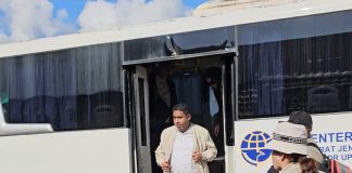 Sekilas Jejak Kesederhanaan Bupati Teluk Bintuni; Disiapkan Mobil VIP, Pilih Naik Bis Bandara