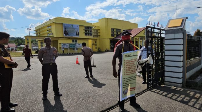 Kunjungan Kajati Papua Barat ke Teluk Bintuni Diwarnai Aksi Tutup Mata Pegiat Antikorupsi