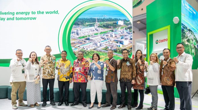 Bupati Teluk Bintuni Kunjungi Stan bp Indonesia di Arena IPA 2025