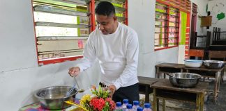 Bupati Anisto Menjadi Juri Dadakan Lomba Masak Papeda Kaum Bapak
