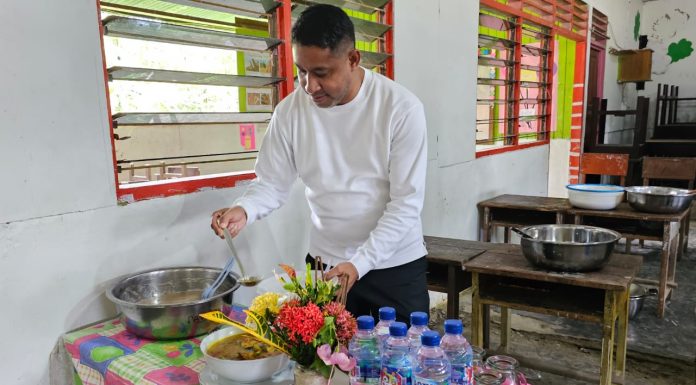 Bupati Anisto Menjadi Juri Dadakan Lomba Masak Papeda Kaum Bapak