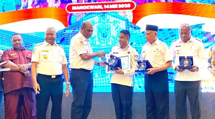 Pemkab Teluk Bintuni Terima Penghargaan Terbaik Penurunan Stunting, Bupati Anisto: Ini Prestasi yang Patut Dipertahankan