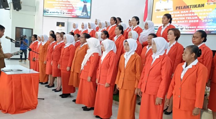 Pengurus GOW Teluk Bintuni Resmi Dilantik Bupati Yohanis Manibuy
