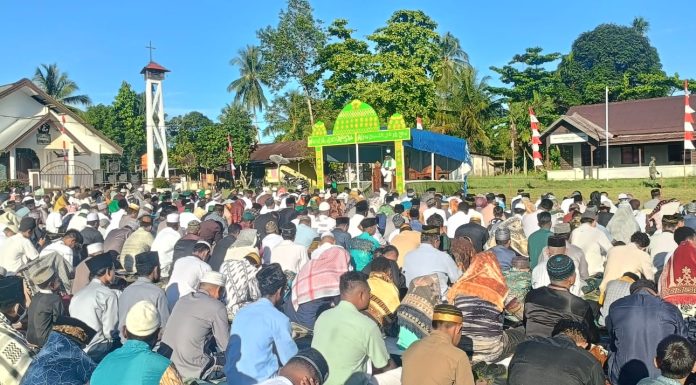 Shalat Ied di Babo, Wabup JL Naik Mimbar Sampaikan Khutbah