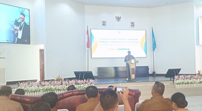 Bupati Yohanis Manibuy Ajak Pejabat Daerah Aktif Gunakan Tanda Tangan Elektronik