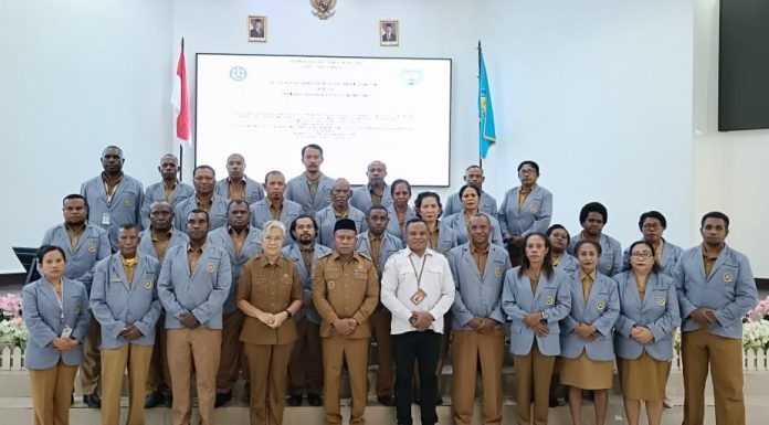 Dilepas Wabup JL, Mahasiswa UNIPA KKN di Meyado Teluk Bintuni
