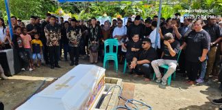 Bupati Anisto dan Wabup JL Antar Izaac Laukoun ke Peristirahatan Terakhir