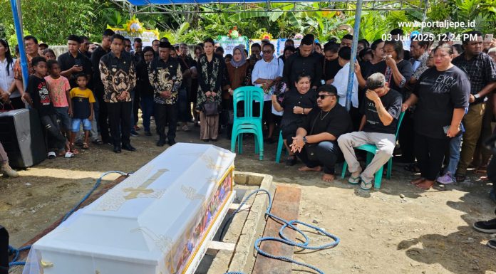 Bupati Anisto dan Wabup JL Antar Izaac Laukoun ke Peristirahatan Terakhir