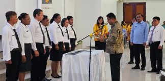Menuju Pemerintahan yang Bersih, Bupati Yohanis Manibuy Kukuhkan 8 Auditor APIP