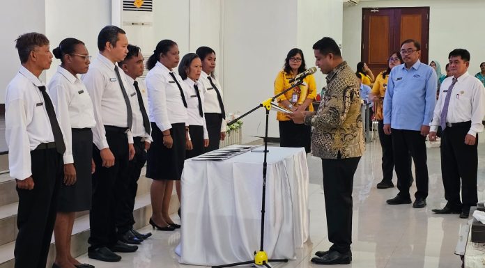 Menuju Pemerintahan yang Bersih, Bupati Yohanis Manibuy Kukuhkan 8 Auditor APIP