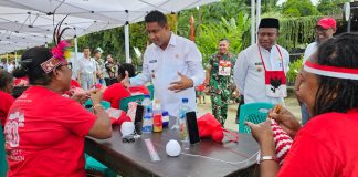Lelang Noken Seharga 5 Juta, Bupati Teluk Bintuni Minta Festival Rajut Noken Menjadi Agenda Wisata
