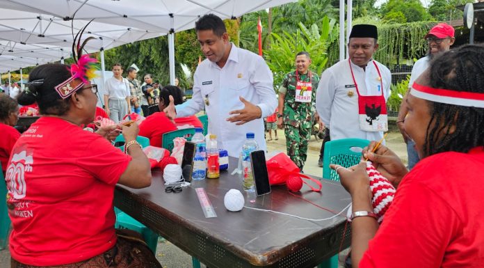 Lelang Noken Seharga 5 Juta, Bupati Teluk Bintuni Minta Festival Rajut Noken Menjadi Agenda Wisata