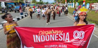 Anak Sekolah dan Kerukunan Keluarga Nusantara Ramaikan Karnaval Kemerdekaan RI di Teluk Bintuni