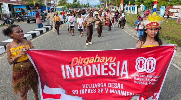 Anak Sekolah dan Kerukunan Keluarga Nusantara Ramaikan Karnaval Kemerdekaan RI di Teluk Bintuni