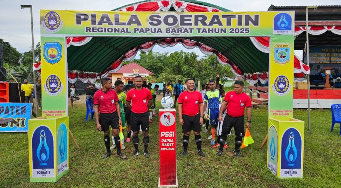 Kick Off Piala Soeratin Regional Papua Barat 2025, Tendangan Bola Bupati Anisto Lurus ke Gawang