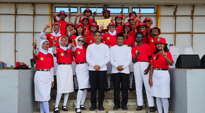 SMA Negeri I Bintuni Juarai Lomba Gerak Jalan, Terima Piala dan Hadiah Rp 10 Juta