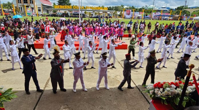 Demam Tabola Bale, Bupati dan Wakil Bupati Teluk Bintuni Flashmob Bareng Paskibraka