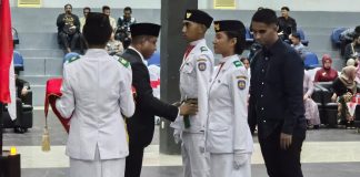 Bupati Yohanis Manibuy Kukuhkan 73 Pasukan Pengibar Bendera Merah Putih di Teluk Bintuni