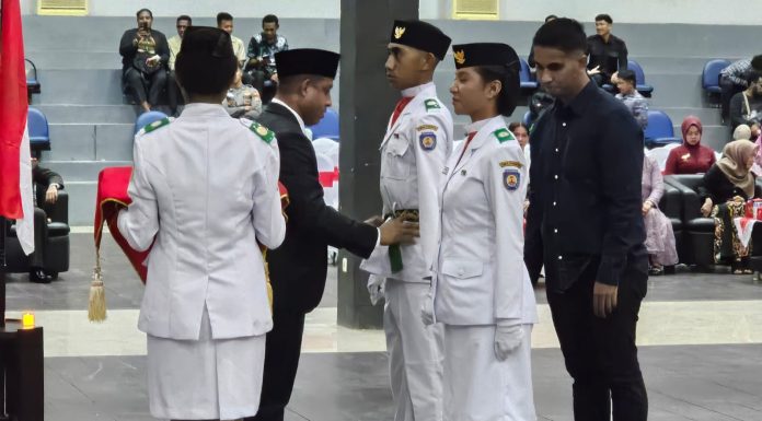 Bupati Yohanis Manibuy Kukuhkan 73 Pasukan Pengibar Bendera Merah Putih di Teluk Bintuni