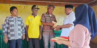 Wakil Bupati JL Serahkan Dana Padat Karya 14 Kampung Distrik Manimeri