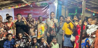 Bupati Teluk Bintuni Rayakan Natal Bersama Masyarakat Moskona Utara di Pengungsian