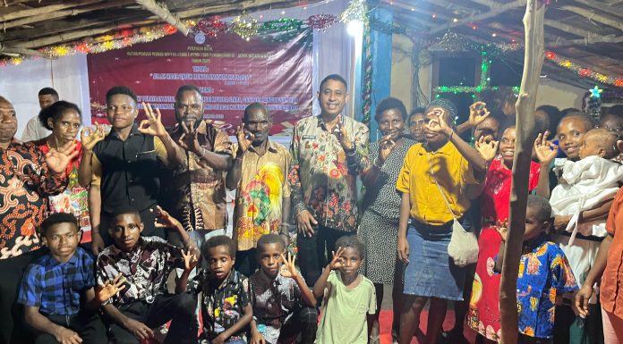 Bupati Teluk Bintuni Rayakan Natal Bersama Masyarakat Moskona Utara di Pengungsian
