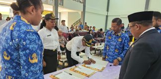 Momen 1 Desember 2025, Wabup Teluk Bintuni Lantik 146 PPPK dan Serahkan SK