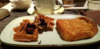 Seni Sarapan Manis: Menilik Rahasia Tekstur Sempurna Wafel Cokelat dan French Toast Karamel