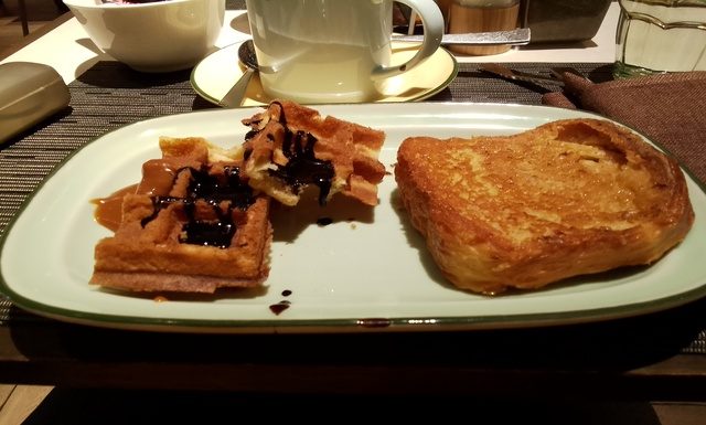 Seni Sarapan Manis: Menilik Rahasia Tekstur Sempurna Wafel Cokelat dan French Toast Karamel