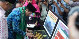 Perkuat Infrastruktur Keagamaan, Menag Tandatangani 6 Plakat Peresmian di Ambon
