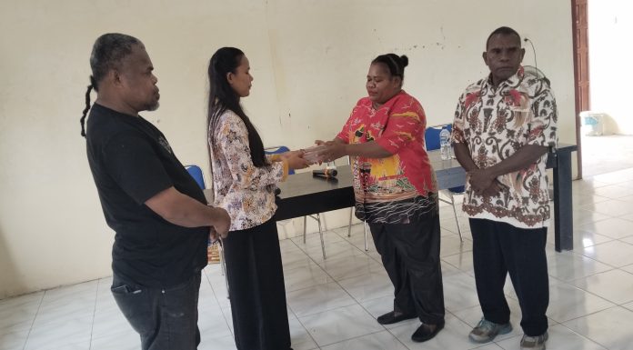 Kepala Distrik Tembuni Serahkan Anggaran Musrenbang 2026