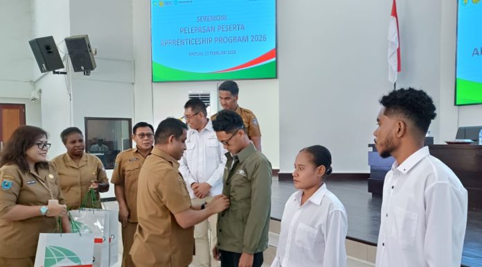 Disiapkan Kerja di Genting Oil, Bupati Anisto Lepas 15 Anak Bintuni Pendidikan Migas ke Cepu
