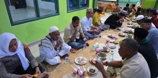 Safari Ramadhan di Sumuri, Bupati Yohanis Manibuy Disambut Adat Multi Etnis