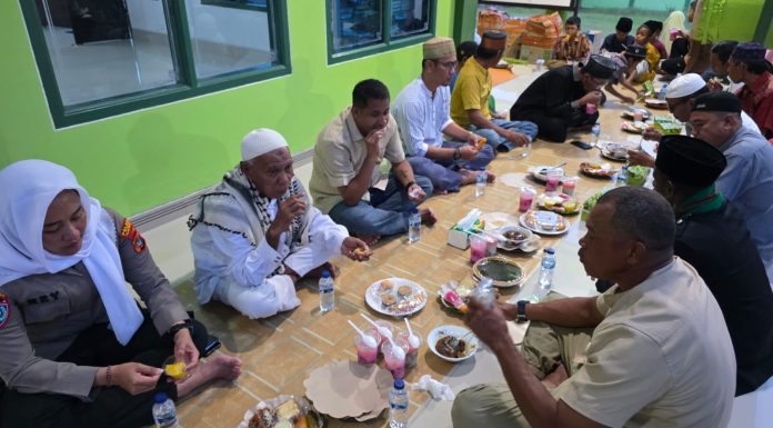 Safari Ramadhan di Sumuri, Bupati Yohanis Manibuy Disambut Adat Multi Etnis