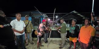 Bertemu Bupati Yohanis Manibuy, Marga Dorisara Buka Palang Kantor Distrik Sumuri