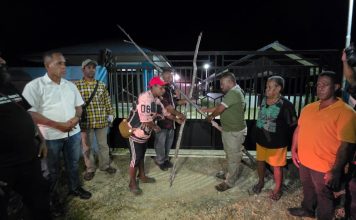 Bertemu Bupati Yohanis Manibuy, Marga Dorisara Buka Palang Kantor Distrik Sumuri