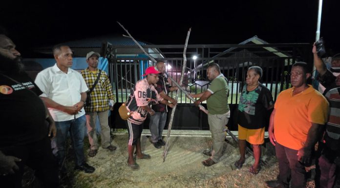 Bertemu Bupati Yohanis Manibuy, Marga Dorisara Buka Palang Kantor Distrik Sumuri