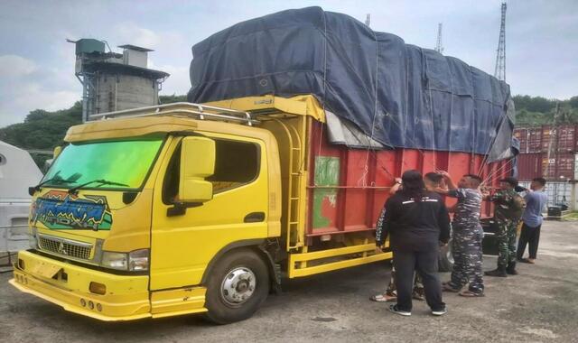 Selundupkan Rokok Ilegal, Sopir dan Kernet Truk Ditangkap TNI AL di Lembar