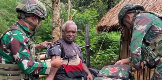 Peduli Kesehatan Masyarakat, Satgas Yonif 521/Dadaha Yodha Buka Pos Pengobatan Gratis di Distrik Kelila