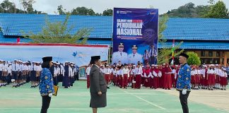 Peringatan Hardiknas 2026 di Teluk Bintuni, Bupati Yohanis Manibuy Tandatangani Kenaikan Pangkat 55 Guru