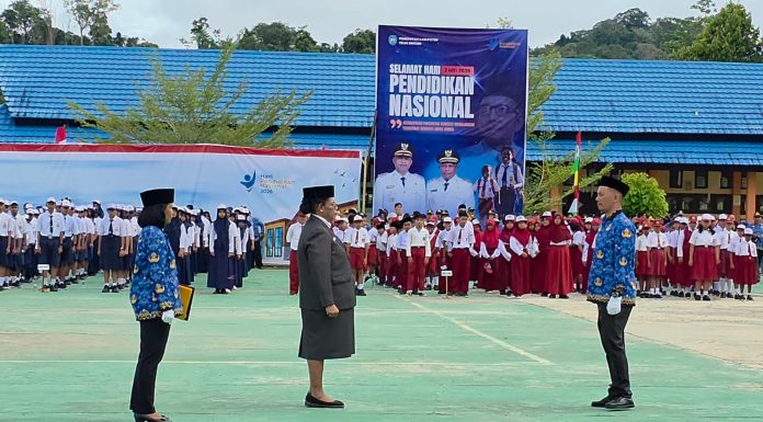 Peringatan Hardiknas 2026 di Teluk Bintuni, Bupati Yohanis Manibuy Tandatangani Kenaikan Pangkat 55 Guru